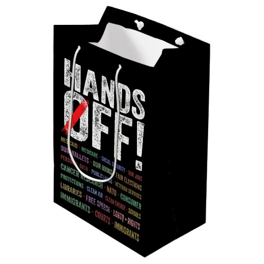 Hände aus Protest Mittlere Geschenktüte (Vorderseite Schrägansicht)