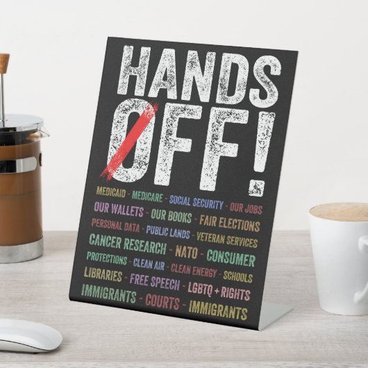 Hände aus Protest Sockelschild (In SItu)