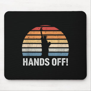 Hände aus Proteststata der Freiheit gegen Mousepad