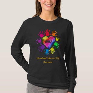 Hände der Frau am Internationalen Tag T-Shirt