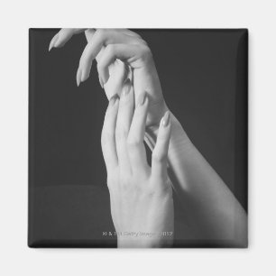 Hände der Frau Magnet