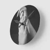 Hände der Frau Runde Wanduhr (Winkel)