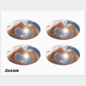 Hände der Liebe Ovaler Aufkleber (Blatt)