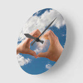 Hände der Liebe Runde Wanduhr (Winkel)