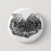 Hände des Stütznur Knopfes Button (Vorderseite)