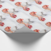 Hände, die Modell des menschlichen Nierenorgans am Geschenkpapier (Ecke)