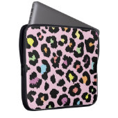 Hände, die online zur Touch gehen. Konzept Laptopschutzhülle (Vorne Rechts)