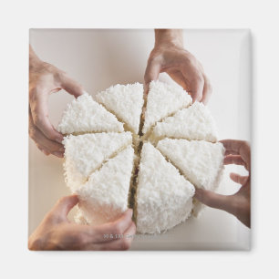 Hände, die Scheiben vom Kuchen ziehen Magnet