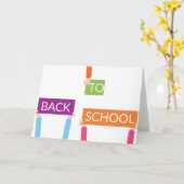 Hände, die ZURÜCK-SCHULE-Schilder halten Karte (Gelbe Blume)