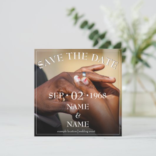 Hände eines Ehepaares mit Ring (Stehend Vorderseite)