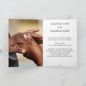 Hände eines Ehepaares mit Ring Ankündigung (Innenseite)