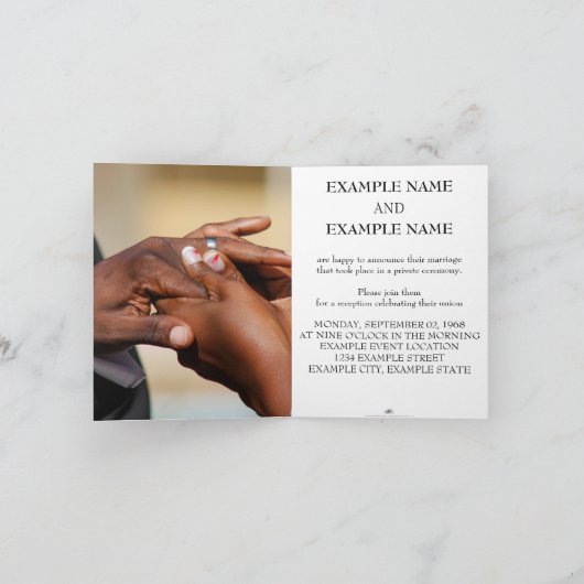 Hände eines Ehepaares mit Ring Ankündigung (Innenseite)