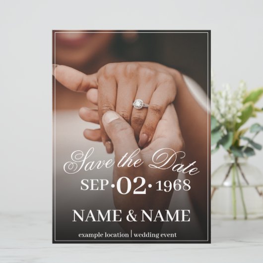 Hände eines farbigen Ehepaares mit Ring (Stehend Vorderseite)