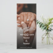 Hände eines farbigen Ehepaares mit Ring (Stehend Vorderseite)