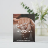 Hände eines farbigen Ehepaares mit Ring (Stehend Vorderseite)