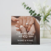 Hände eines farbigen Ehepaares mit Ring (Stehend Vorderseite)