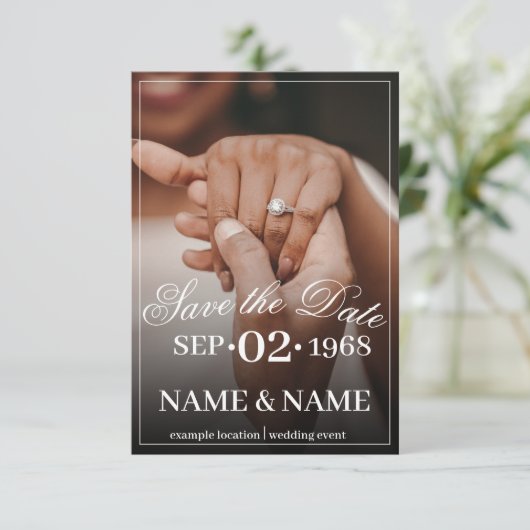 Hände eines farbigen Ehepaares mit Ring (Stehend Vorderseite)