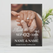 Hände eines farbigen Ehepaares mit Ring (Stehend Vorderseite)