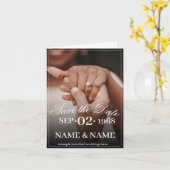 Hände eines farbigen Ehepaares mit Ring Karte (Gelbe Blume)