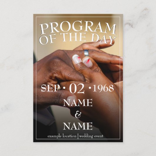 Hände eines farbigen Hochzeitspaares Button auf de Begleitkarte (Vorderseite)