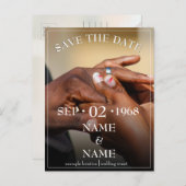 Hände eines farbigen Hochzeitspaares Button auf de Einladungspostkarte (Vorne/Hinten)