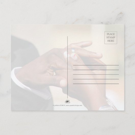 Hände eines farbigen Hochzeitspaares Button auf de Einladungspostkarte (Rückseite)