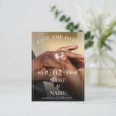 Hände eines farbigen Hochzeitspaares Button auf de Einladungspostkarte (Stehend Vorderseite)