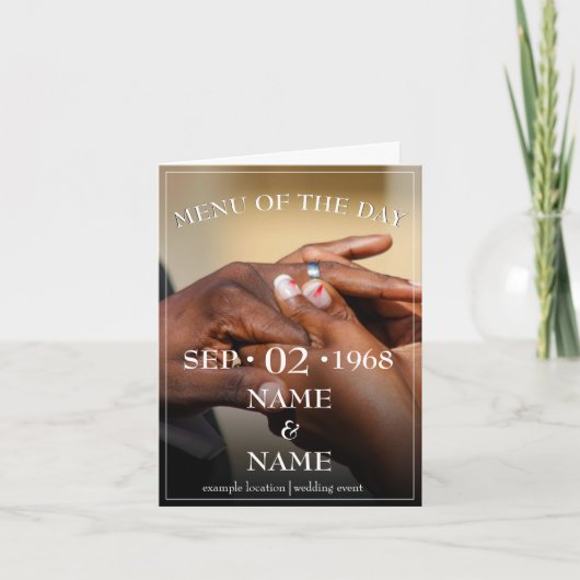 Hände eines farbigen Hochzeitspaares Button auf de Karte (Vorderseite)