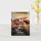 Hände eines farbigen Hochzeitspaares Button auf de Karte (Gelbe Blume)