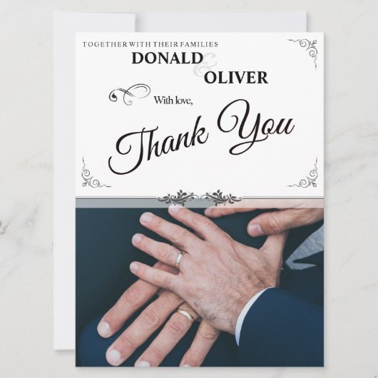 Hände eines homosexuellen Ehepaares mit Rings (Vorderseite)