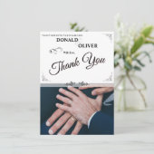 Hände eines homosexuellen Ehepaares mit Rings (Stehend Vorderseite)