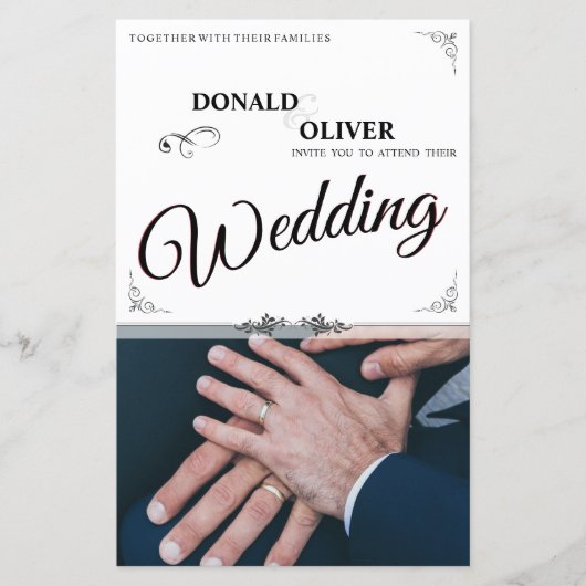 Hände eines homosexuellen Ehepaares mit Rings (Vorderseite)