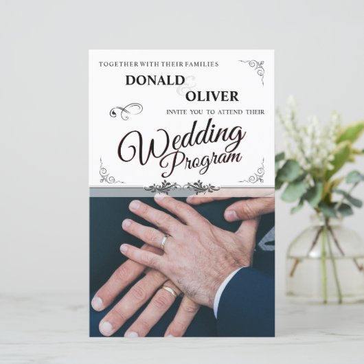 Hände eines homosexuellen Ehepaares mit Rings (Stehend Vorderseite)