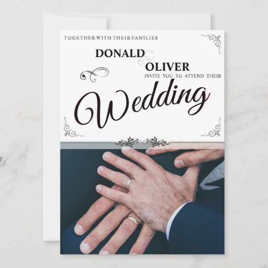 Hände eines homosexuellen Ehepaares mit Rings (Vorderseite)