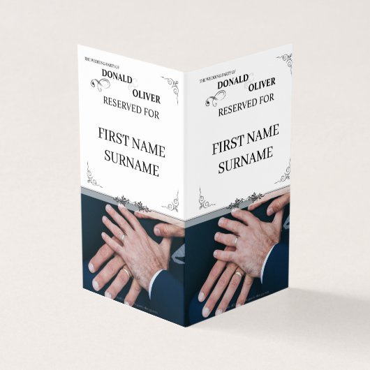 Hände eines homosexuellen Ehepaares mit Rings (Vorderseite)