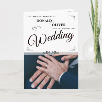 Hände eines homosexuellen Ehepaares mit Rings Karte