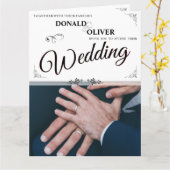 Hände eines homosexuellen Ehepaares mit Rings Karte (Gelbe Blume)