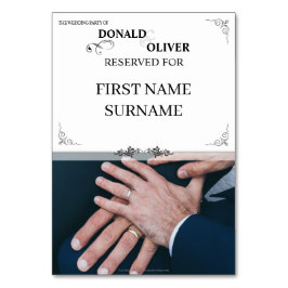 Hände eines homosexuellen Ehepaares mit Rings Tischnummer