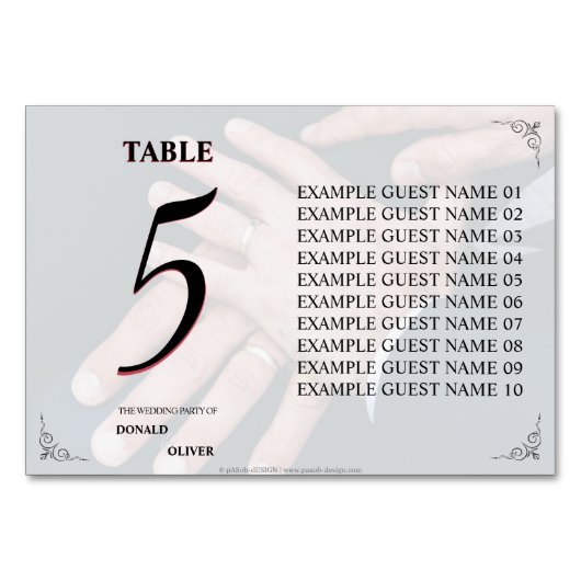 Hände eines homosexuellen Ehepaares mit Rings Tischnummer (Rückseite)