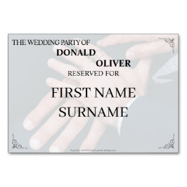 Hände eines homosexuellen Ehepaares mit Rings Tischnummer