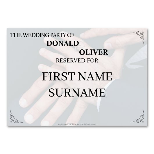 Hände eines homosexuellen Ehepaares mit Rings Tischnummer (Rückseite)