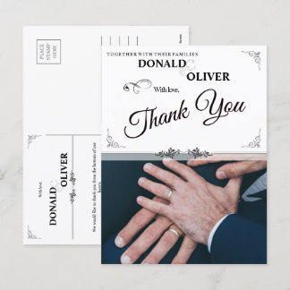 Hände eines schwulen Hochzeitspaares mit Ringen Feiertagspostkarte