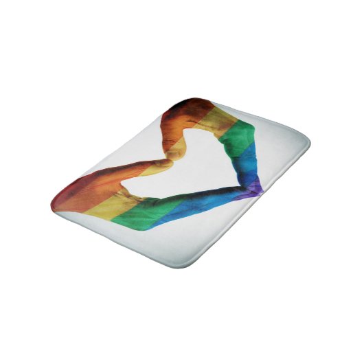 Hände gemalt als Regenbogen-Herz Badematte (Schrägansicht)