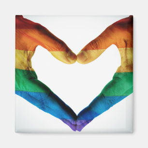 Hände gemalt als Regenbogen-Herz Magnet