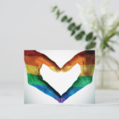 Hände gemalt als Regenbogenherz Postkarte (Stehend Vorderseite)