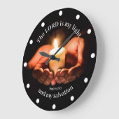 Hände halten Leuchtende Kerze mit Bibelbotschaft Große Wanduhr (Winkel)