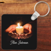 Hände halten Lighted Candle mit Bible-Meldung Ke Schlüsselanhänger (Rückseite)