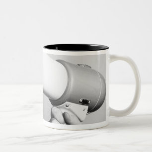 Hände halten zweifarbige tasse