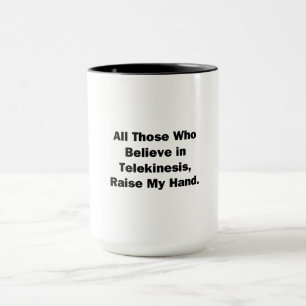 Hände heben tasse