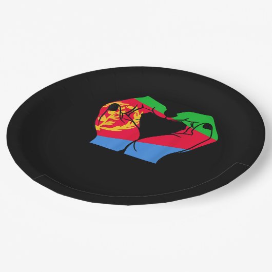 Hände Herz mit eritreischer Flagge Pappteller (Schrägansicht)